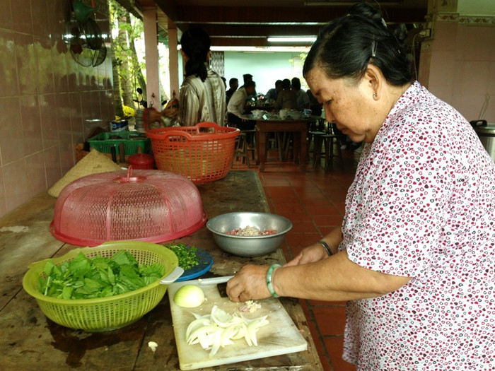 Trong khi Trung tướng Nguyễn Việt Thành tiếp khách, người vợ hiền đảm đang của ông lo làm cơm.