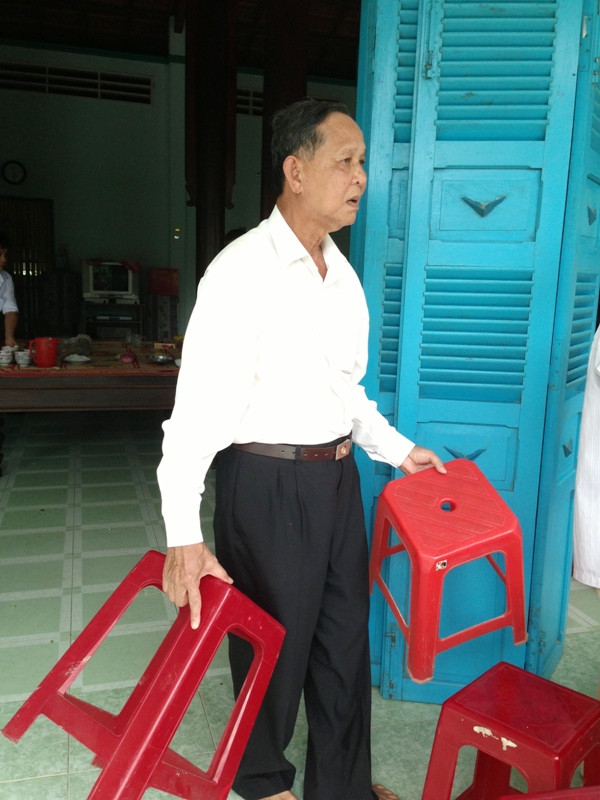 Quyền lực dường như được tướng Thành rũ bỏ, trở thành một "ông già Nam Bộ", tự tay nhắc ghế mời mọi người ngồi.