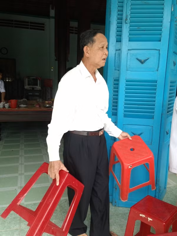 Quyền lực dường như được tướng Thành rũ bỏ, trở thành một "ông già Nam Bộ", tự tay nhắc ghế mời mọi người ngồi.