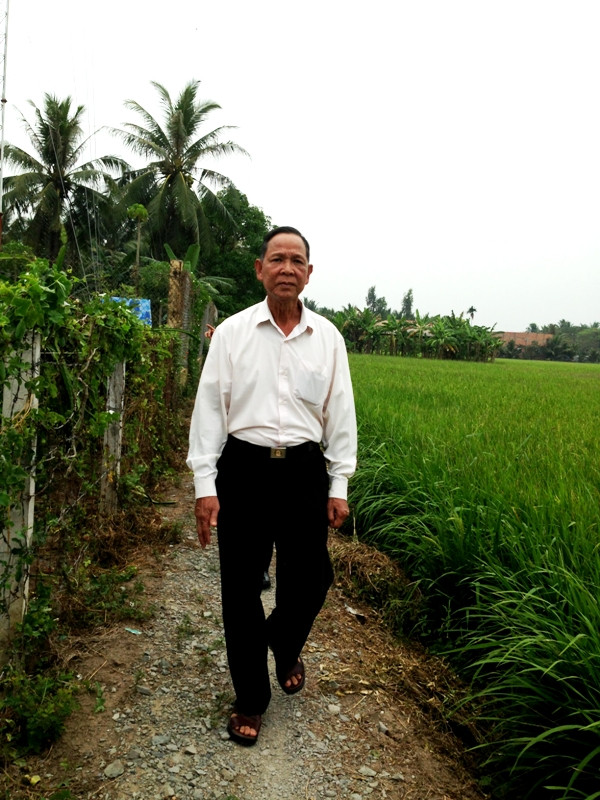 Phút đời thường giữa ruộng đồng của vị trung tướng lừng lẫy.