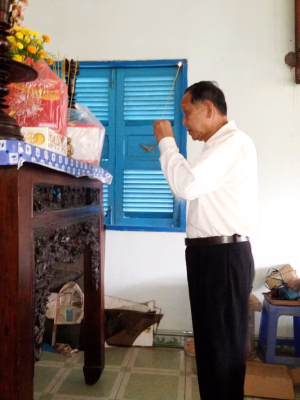 "Mong anh linh thiêng, phù hộ cho đất nước mình thịnh vượng, yên bình nghen anh…”