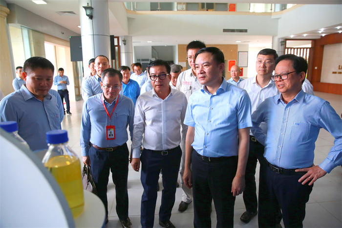 Đoàn công tác Tập đoàn tham quan gian triển lãm các sản phẩm mới của Nhà máy lọc dầu Dung Quất. NMLD Dung Quat.jpg