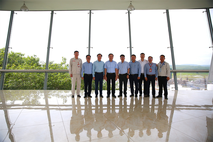 Đoàn công tác Petrovietnam tham quan khu giới thiệu toàn cảnh Nhà máy lọc dầu Dung Quất. BSR 3.jpg