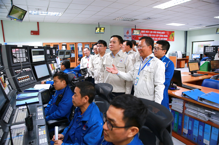 Tổng Giám đốc Petrovietnam Lê Ngọc Sơn và đoàn công tác thăm, kiểm tra công tác vận hành Nhà máy lọc dầu Dung Quất tại Phòng Điều khiển Trung tâm. Tong giam doc BSR.jpg