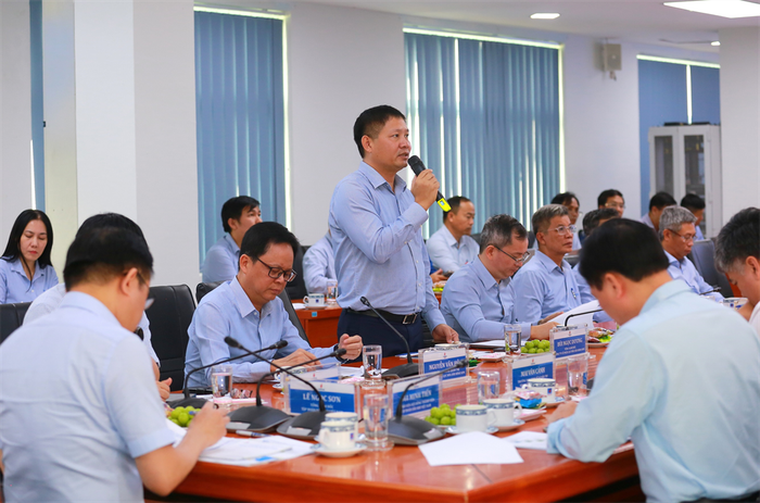 Tại hội nghị, Tổng Giám đốc BSR Bùi Ngọc Dương đã báo cáo tình hình sản xuất kinh doanh 6 tháng đầu năm và nhiệm vụ 6 tháng cuối năm 2024. Tong giam doc Bui Ngoc Duong.jpg