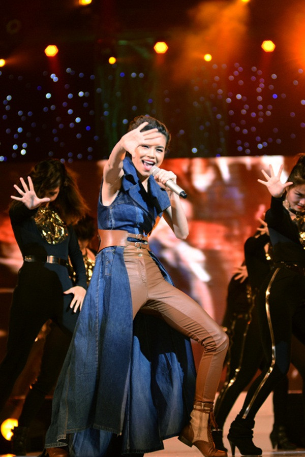 Hát lại ca khúc I dont care nhưng mỗi lần xuất hiện, Hồ Ngọc Hà cùng vũ đoàn của mình luôn biết cách để mang lại sự mới mẻ và truyền "lửa" đến cho khán giả. Hát lại ca khúc I dont care nhưng mỗi lần xuất hiện, Hồ Ngọc Hà cùng vũ đoàn của mình luôn biết cách để mang lại sự mới mẻ và truyền "lửa" đến cho khán giả.