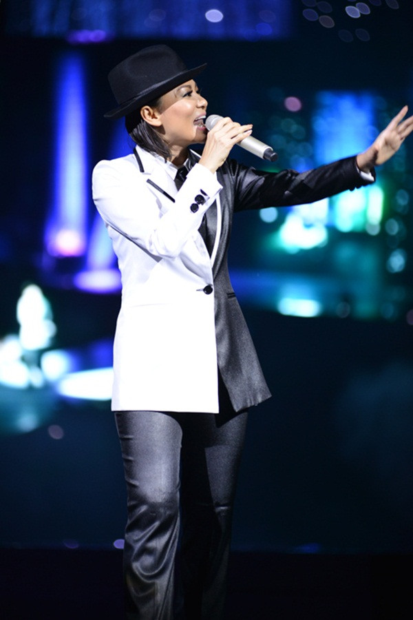 Thu Minh ăn diện như một quý ông lịch lãm khi hát ca khúc tự sự về đời tư của nghệ sĩ, những người rất mong ước có những khoảng không gian riêng như mọi người sau ánh đèn sân khấu đã tắt. Sau khi hát xong, Thu Minh khiến mọi người cười ồ lên khi hỏi: "Các bạn thấy Thu Minh có "chuẩn men" không ạ"? Thu Minh ăn diện như một quý ông lịch lãm khi hát ca khúc tự sự về đời tư của nghệ sĩ, những người rất mong ước có những khoảng không gian riêng như mọi người sau ánh đèn sân khấu đã tắt. Sau khi hát xong, Thu Minh khiến mọi người cười ồ lên khi hỏi: "Các bạn thấy Thu Minh có "chuẩn men" không ạ"?