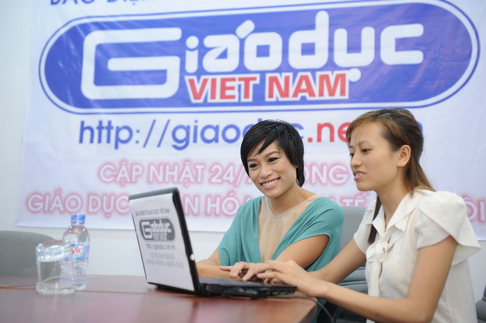 Biên đạo múa Trần Ly Ly cười tươi khi trả lời câu hỏi của độc giả, tại trụ sở văn phòng đại diện phía Nam Báo Giáo dục Việt Nam. Biên đạo múa Trần Ly Ly cười tươi khi trả lời câu hỏi của độc giả, tại trụ sở văn phòng đại diện phía Nam Báo Giáo dục Việt Nam.