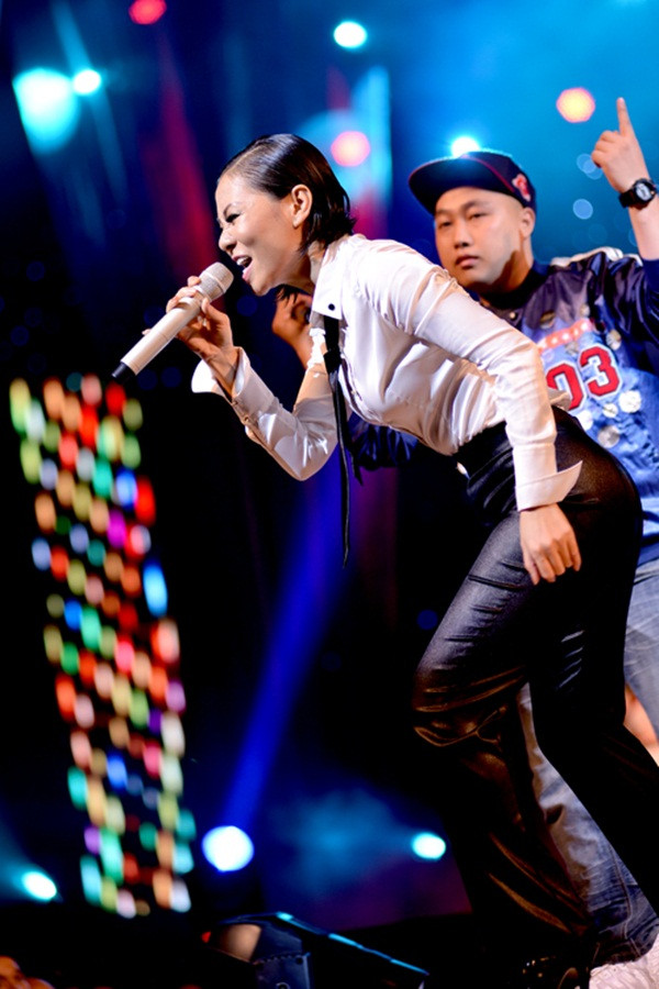 Song ca Bay cùng Rapsoul, mặc dù đã cởi phăng mũ và quần áo nhưng cô vẫn không để lộ tý "da thịt" nào. Điều này có thể lý giải khi Thu Minh là một trong những nghệ sĩ đang ở trong giai đoạn "nhạy cảm" vì bị Sở văn hóa thông tin "triệu tập" vì lối ăn mặc quá sexy. Song ca Bay cùng Rapsoul, mặc dù đã cởi phăng mũ và quần áo nhưng cô vẫn không để lộ tý "da thịt" nào. Điều này có thể lý giải khi Thu Minh là một trong những nghệ sĩ đang ở trong giai đoạn "nhạy cảm" vì bị Sở văn hóa thông tin "triệu tập" vì lối ăn mặc quá sexy.