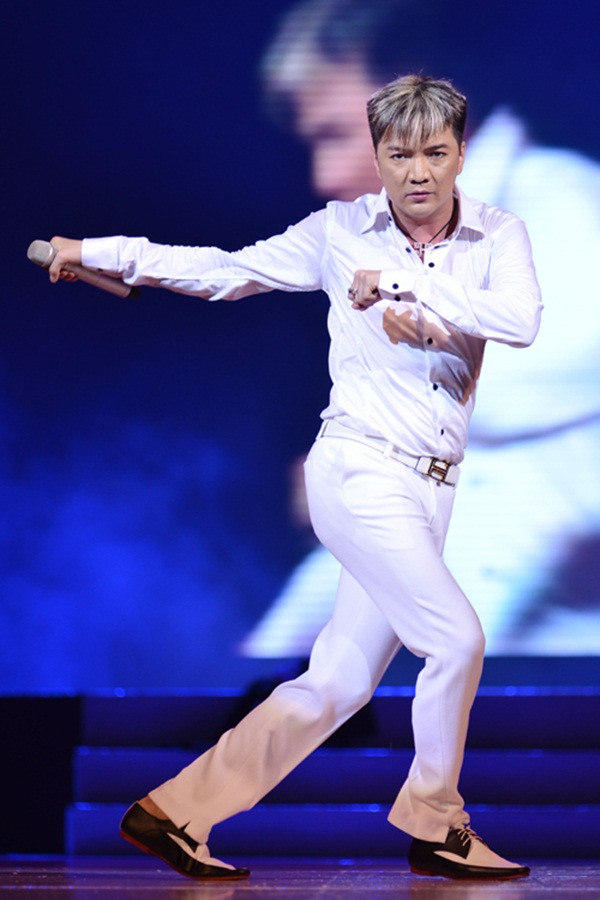 Đàm Vĩnh Hưng khép lại chương trình với hai ca khúc Góc khuất (remix) và Đợi em trong mơ. Đàm Vĩnh Hưng khép lại chương trình với hai ca khúc Góc khuất (remix) và Đợi em trong mơ.