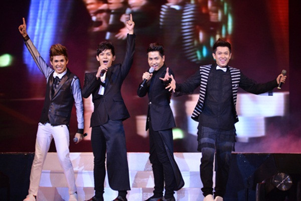 V.Music thể hiện ca khúc Cuộc sống muôn màu, ca khúc từng là hit của 4 chàng trai. V.Music thể hiện ca khúc Cuộc sống muôn màu, ca khúc từng là hit của 4 chàng trai.