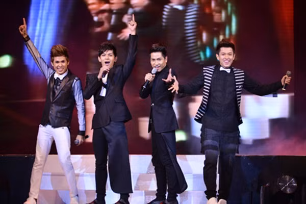 V.Music thể hiện ca khúc Cuộc sống muôn màu, ca khúc từng là hit của 4 chàng trai.