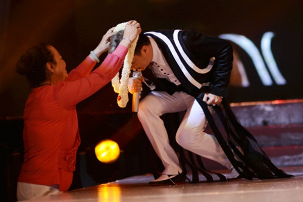 Mr Đàm nhận hoa từ khán giả. Luôn gây ấn tượng với lối trình diễn xuất thần, "cháy" hết mình, không khó hiểu vì sao cái tên Đàm Vĩnh Hưng luôn giữ được độ hot nhất định trong lòng khán giả. Đến với chương trình tối qua, Đàm Vĩnh Hưng cùng các nghệ sĩ tối qua đã góp một phần công sức cho những mục đích thiện nguyện của chương trình. Mr Đàm nhận hoa từ khán giả. Luôn gây ấn tượng với lối trình diễn xuất thần, "cháy" hết mình, không khó hiểu vì sao cái tên Đàm Vĩnh Hưng luôn giữ được độ hot nhất định trong lòng khán giả. Đến với chương trình tối qua, Đàm Vĩnh Hưng cùng các nghệ sĩ tối qua đã góp một phần công sức cho những mục đích thiện nguyện của chương trình.