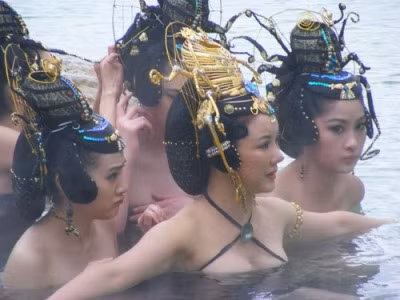 Các bản Tây Du Ký về sau, nhất là Tân Tây Du Ký (2012) áp dụng nhiều cảnh nóng bỏng hơn theo phong cách phim hiện đại... Các bản Tây Du Ký về sau, nhất là Tân Tây Du Ký (2012) áp dụng nhiều cảnh nóng bỏng hơn theo phong cách phim hiện đại...