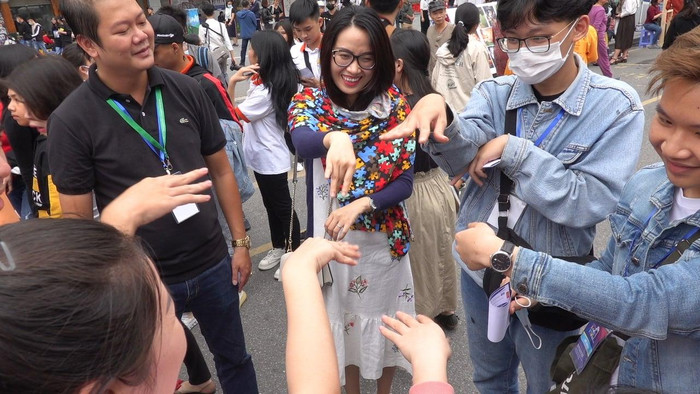 Buổi giới thiệu ngôn ngữ ký hiệu mở cho các bạn trẻ. Ảnh: Chi hội người điếc Hà Nội cung cấp Buổi giới thiệu ngôn ngữ ký hiệu mở cho các bạn trẻ. Ảnh: Chi hội người điếc Hà Nội cung cấp