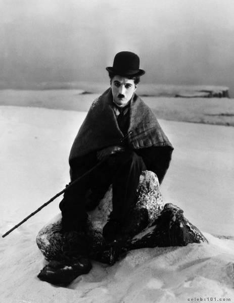 Người đàn ông với bộ vest rộng thùng thình, chiếc mũ phớt màu đen và cây gậy đã trở thành "đặc sản" của vua hề này. Người đàn ông với bộ vest rộng thùng thình, chiếc mũ phớt màu đen và cây gậy đã trở thành "đặc sản" của vua hề này.