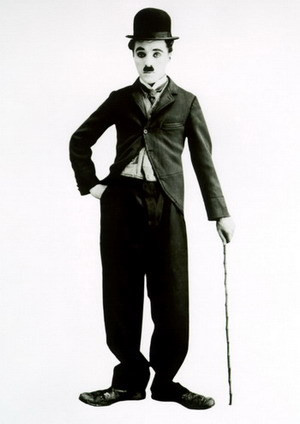 Trang phục của Charlie Chaplin luôn là chiếc áo khoác chật, chiếc quần và đôi giày quá khổ, một chiếc mũ quả dưa, cây gậy chống bằng tre và một bộ ria mép chải chuốt. Trang phục của Charlie Chaplin luôn là chiếc áo khoác chật, chiếc quần và đôi giày quá khổ, một chiếc mũ quả dưa, cây gậy chống bằng tre và một bộ ria mép chải chuốt.