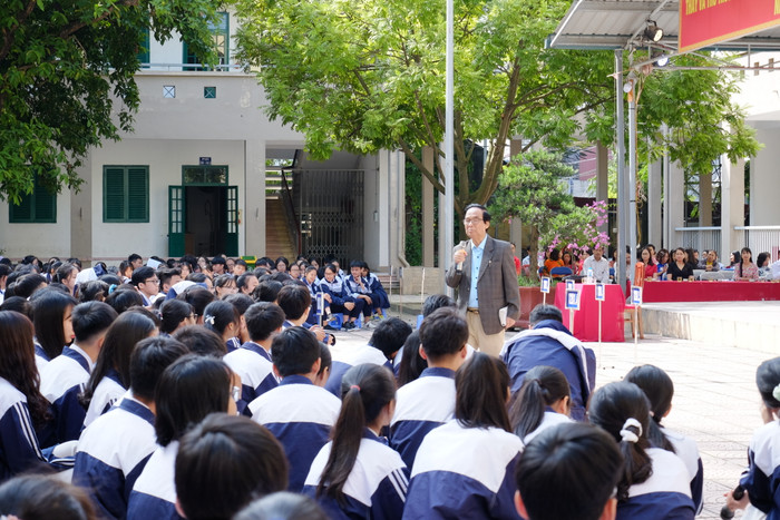 Hạnh phúc của Giáo sư Nguyễn Lân Dũng là cho đi mà không mong nhận lại. Ảnh: Lại Cường