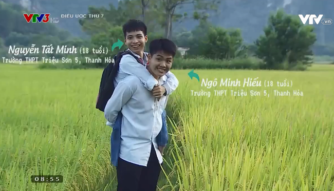 Minh Hiếu 10 năm cõng bạn tới trường. Ảnh: VTV