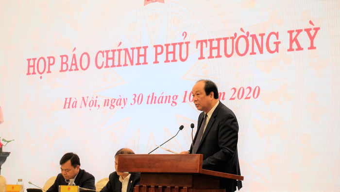 Bộ trưởng, Chủ nhiệm Văn phòng Chính phủ - ông Mai Tiến Dũng chủ trì cuộc họp báo. Ảnh: LC