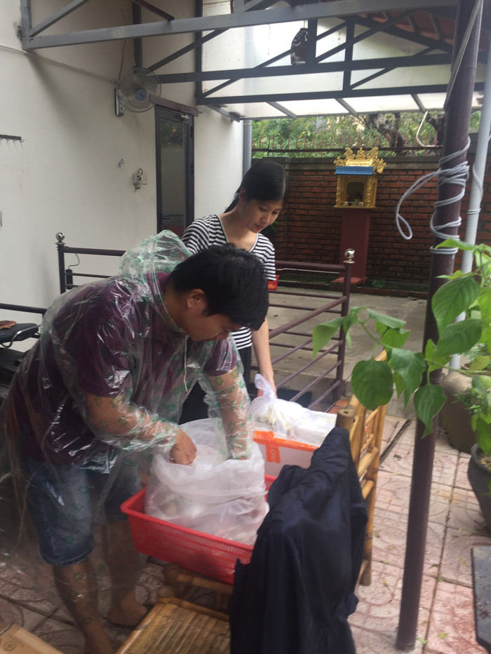 Các thầy tích cực hỗ trợ, ai có gì góp nấy. Các thầy tích cực hỗ trợ, ai có gì góp nấy.
