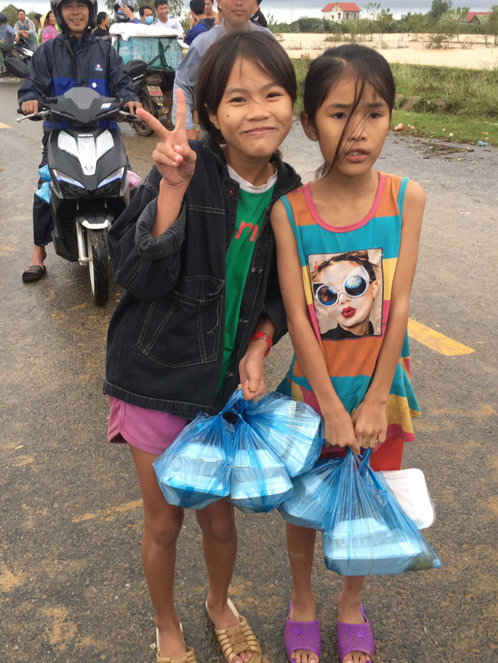 Bữa cơm hỗ trợ người dân vùng lũ. Ảnh: Duyên Võ Bữa cơm hỗ trợ người dân vùng lũ. Ảnh: Duyên Võ