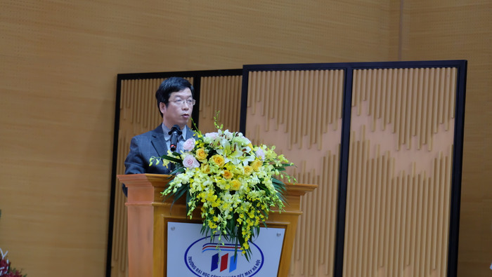 Tiến sĩ Hoàng Xuân Hiệp – Hiệu trưởng Trường Đại học Công nghiệp Dệt may Hà Nội phát biểu tại buổi lễ. Ảnh: LC