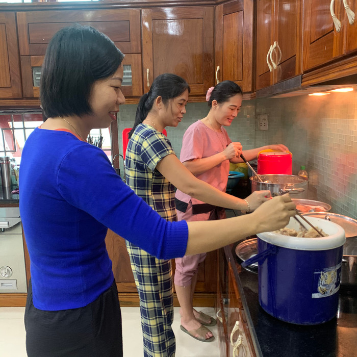 Các cô trực tiếp đứng bếp. Các cô trực tiếp đứng bếp.
