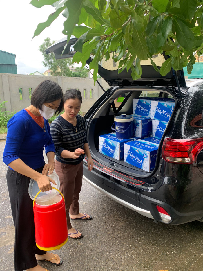 Nước sạch, cơm nóng giữa vùng lũ dữ được chuẩn bị nhanh chóng. Nước sạch, cơm nóng giữa vùng lũ dữ được chuẩn bị nhanh chóng.