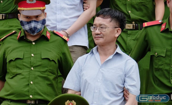 Bi cáo Nguyễn Quang Vinh được xác định là chủ mưu trong vụ gian lận điểm thi tại Hòa Bình. Ảnh: LC