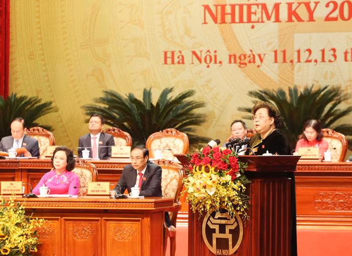 Phó Bí thư Thành ủy, Chủ tịch Hội đồng nhân dân thành phố Hà Nội, Nguyễn Thị Bích Ngọc trình bày báo cáo tại Đại hội. Ảnh: Hanoi.gov.vn
