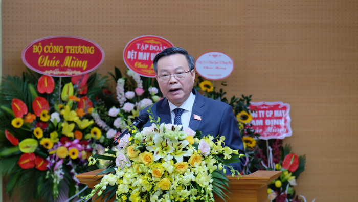 Phó Chủ tịch Quốc hội Phùng Quốc Hiển đã thay mặt lãnh đạo Quốc hội gửi lời chúc mừng đến hơn 400 tân cử nhân khoá 1 của Trường Đại học Công nghiệp Dệt May Hà Nội . Ảnh: LC