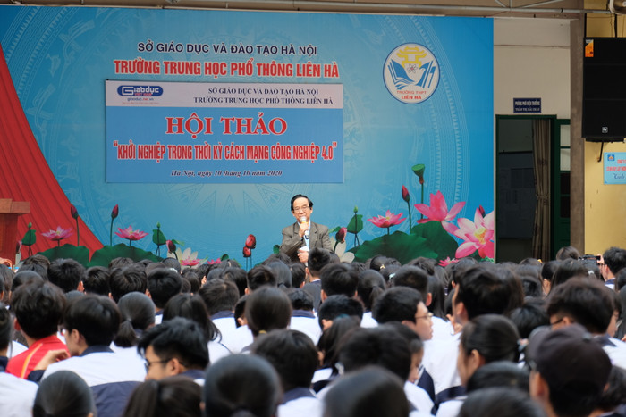 Giáo sư, Nhà Giáo nhân dân Nguyễn Lân Dũng chia sẻ với các em trường Liên Hà. Ảnh: Lại Cường