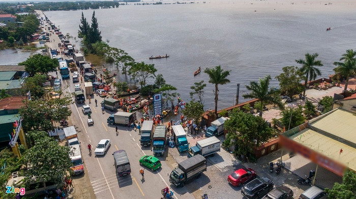 Hàng cứu trợ miền Trung bị ùn ứ. Ảnh: Zing.vn