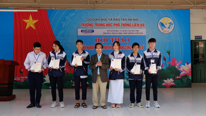 Những phần quà ý nghĩa của Giáo sư Nguyễn Lân Dũng dành cho các em học sinh trường Liên Hà. Ảnh: Lai Cường