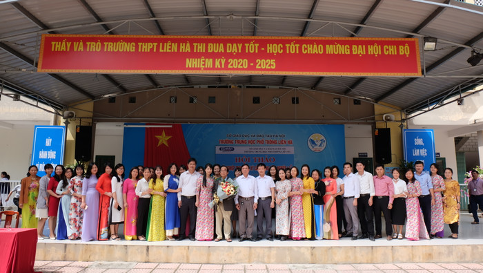 Giáo sư Nguyễn Lân Dũng chụp ảnh với thầy cô giáo trường Liên Hà. Ảnh: Lại Cường