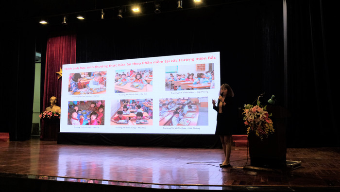 Chuyên gia của Ajnomoto giới thiệu về phần mềm bữa ăn học đường. Ảnh: LC