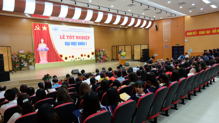 Lễ tốt nghiệp của hơn 400 cử nhân, kỹ sư khóa 1 trường Đại học Công nghiệp Dệt may thời trang Hà Nội. Ảnh: LC