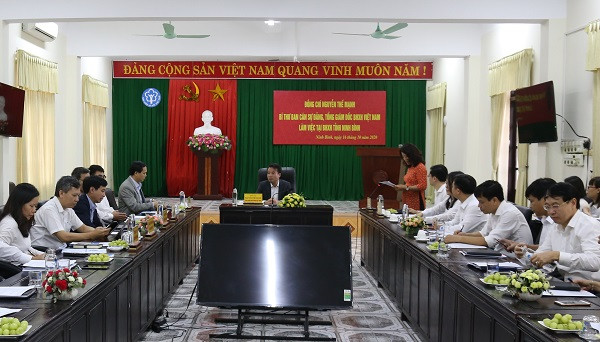 Tổng Giám đốc Bảo hiểm xã hội Việt Nam Nguyễn Thế Mạnh tiếp thu ý kiến và chỉ đạo địa phương.