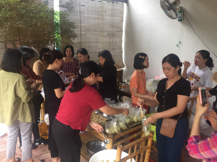 Các suất ăn được chuẩn bị chu đáo, nghĩa tình. Các suất ăn được chuẩn bị chu đáo, nghĩa tình.