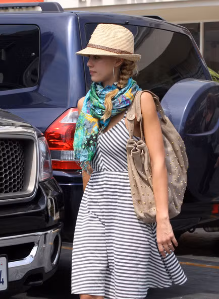 Váy kẻ, quàng khăn và đi cùng chiếc túi lớn, kiểu mũ cói của Jessica Alba làm cô thêm trẻ trung và xinh xắn.