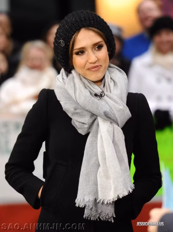 Dù mưa, nắng, lạnh hay nóng, Jessica vẫn xuất hiện với một dải khăn trên cổ, không chỉ giữ ấm khi mùa Đông, cô nàng cũng có thể điệu đà, nữ tính hơn với phụ kiện này. Hãy nhìn cách Jess mix đồ nhé, dù mặc áo vest dạ, áo sơ mi hay là áo thun thì thêm một dải khăn sẽ càng khiến chủ nhân thêm duyên dáng và đáng yêu. Jessica Alba khăn mũ ấm áp khi tới trường quay, cô thật duyên dáng và cuốn hút!