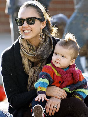 Chiếc khăn cổ màu đồng được Jessica kết hợp với tông bờm cùng màu trông thật phong cách!