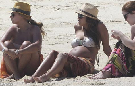 Ngay cả khi mang bầu, Jessica Alba cũng làm đẹp với mũ. Ngay cả khi mang bầu, Jessica Alba cũng làm đẹp với mũ.
