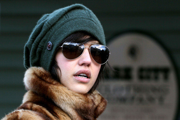 Jessica Alba cực xinh đẹp và dễ thương với chiếc mũ len xanh đơn giản ôm khuôn mặt trái xoan của kiều nữ này. Jessica Alba cực xinh đẹp và dễ thương với chiếc mũ len xanh đơn giản ôm khuôn mặt trái xoan của kiều nữ này.