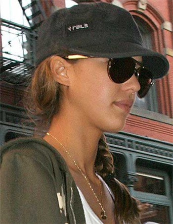Phong cách ăn mặc bụi bặm kết hợp với mũ lưỡi trai giúp Jessica Alba ngụy trang khi đi dạo phố. Phong cách ăn mặc bụi bặm kết hợp với mũ lưỡi trai giúp Jessica Alba ngụy trang khi đi dạo phố.