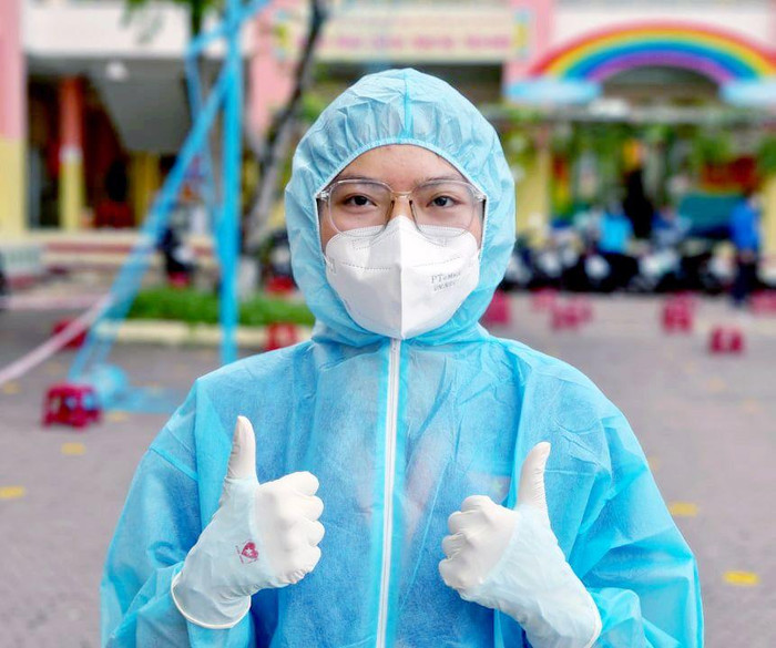 Đào Nguyễn Nhựt Linh trong bộ đồ bảo hộ kín khi tham gia chống dịch. (Ảnh: NVCC) Đào Nguyễn Nhựt Linh trong bộ đồ bảo hộ kín khi tham gia chống dịch. (Ảnh: NVCC)