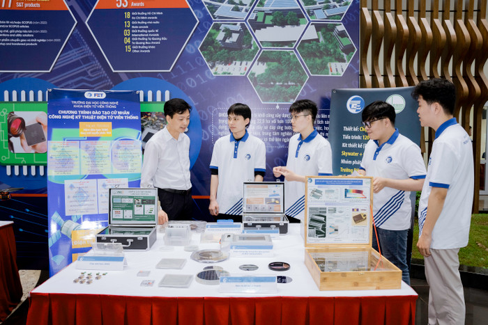 Sản phẩm bán dẫn của thầy và trò Trường Đại học Công nghệ, Đại học Quốc gia Hà Nội. Ảnh: NVCC. Anh 4_Sản phẩm bán dẫn của Thầy trò trường ĐHCN__.jpg