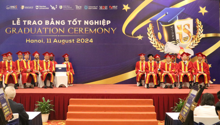 Lễ trao bằng tốt nghiệp năm 2024 của Trường Quốc tế, Đại học Quốc gia Hà Nội. Ảnh: Thùy Trang. GDVN_THẦY CÔ.JPG