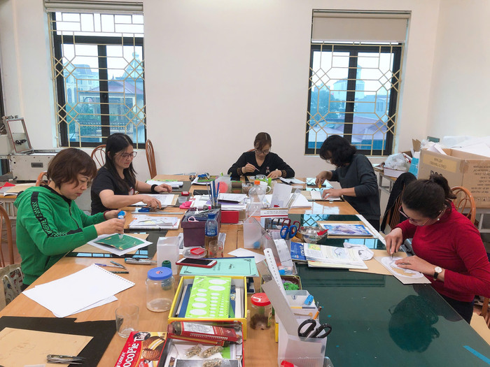 Các thầy cô tại Trung tâm hỗ trợ phát triển Giáo dục hòa nhập trẻ khuyết tật tỉnh Thái Nguyên tranh thủ sau giờ học để làm sách chữ nổi cho học sinh. Ảnh: NTCC. z6008353688922_70ff7fd5f2e50b18d85328cbfc09529e.jpg